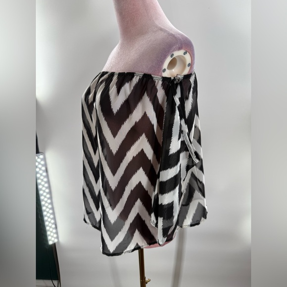 EUC Brenda’s Chevron Blouse - Picture 5 of 10